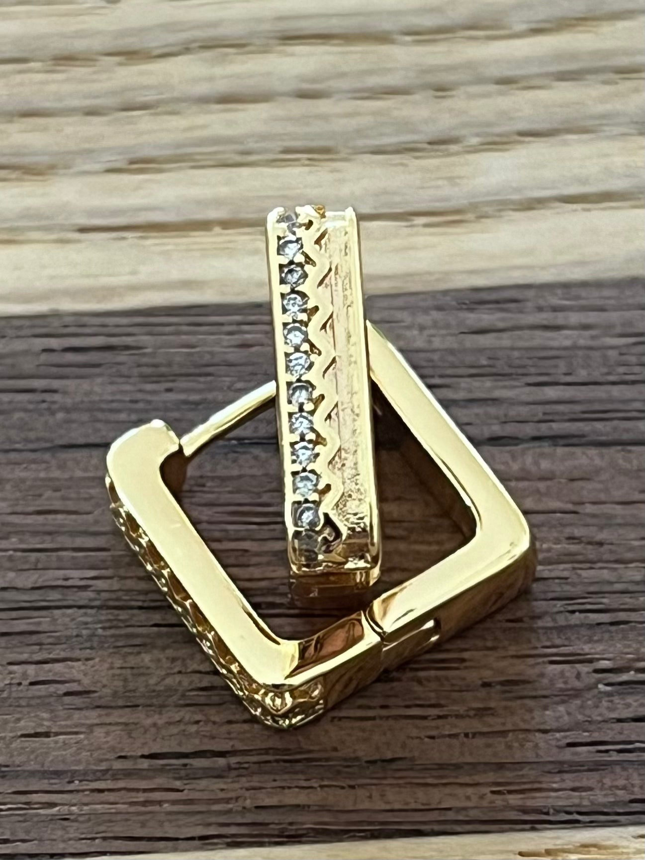 Wavy Square Huggie