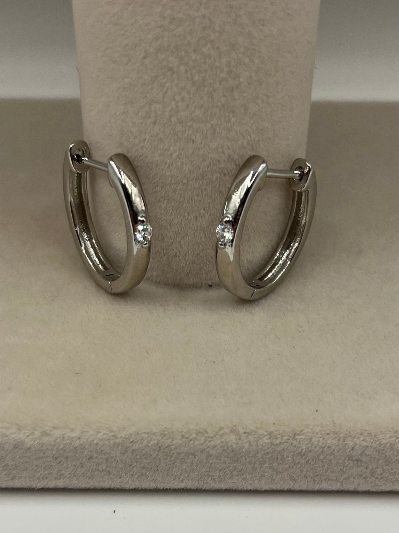 Oval Huggie