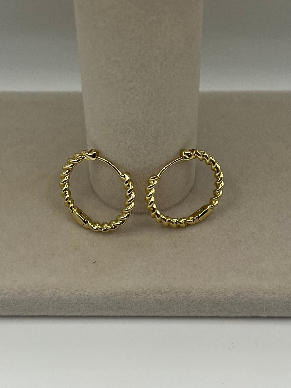 Circle Twist Huggies